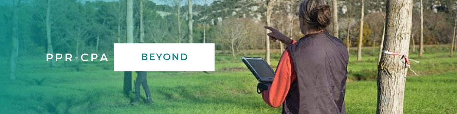 Bannière du proejt BEYOND montrant deux scientifiques réalisant des mesures de mouvement de vent sur le terrain.